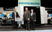 (von links): Weltpremiere: Stefan Heiniger, COO Etikettengeschäft bei Gallus, Gerold Linzbach, Vorstandsvorsitzender von Heidelberg und Ankerinvestor Ferdinand Rüesch, starten gemeinsam das neue Digitaldrucksystem für den Etikettendruck, die Gallus DCS 340. 