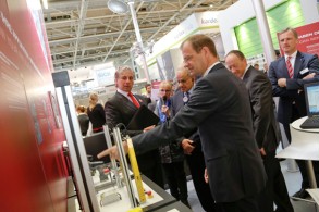 Im Vordergrund: Stefan Schostok, Oberbürgermeister der Landeshauptstadt Hannover. Ganz rechts: Stefan Kapferer, Staatssekretär im Bundesministerium für Wirtschaft und Energie (Quelle: Deutsche Messe)