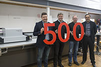 Roger Neff (left) of Atelier Bischof AG accepts the Nyala 2. swissQprint CEO Reto Eicher (2nd from left) and product manager Maurus Zeller (right) personally delivered the 500th machine. Klaus Veitinger (2nd from right) of Spandex put it into operation.