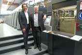Martin Glatz, Leiter Verkauf & Marketing (links) und Gerhard Kammerer, technischer Leiter der Produktion, schätzen die Effizienz der Speedmaster XL 106-6+LYYL: Mit Komponenten zur Rüstzeitreduzierung trägt die Druckmaschine bei Karl Knauer wesentlich zur Produktivitätssteigerung bei. 