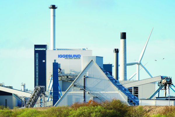 The biomass boiler at the Workington Mill started up in 2013 and was an investment of £ 108 Million. The reduction of fossil carbon dioxide emissions was equal to taking 65 000 cars off the road.© Iggesund