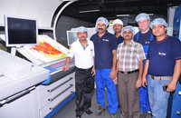 Bei TCPL Packaging in Haridwar produziert seit drei Jahren eine Rapida 106 mit sechs Druckwerken, Lackturm und doppelter Auslageverlängerung. Hier die Drucker des Unternehmens mit dem Inbetriebnahmeteam von IPM und KBA nach der Maschineninstallation