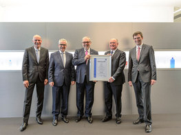 El TÜV-SÜD otorgó el certificado IMS reconocido internacionalmente de gestión de calidad, medio ambiente y seguridad laboral a la subsidiaria de Krones, Krones Machinery Co. LTD en Taicang/China. De izq. a der.: Christian Striegl, Vice President International Sales TÜV SÜD, Klaus Gerlach, administrador delegado Krones Taicang, Volker Kronseder, CEO Krones AG, Wolfgang Hock, CFO TÜV SÜD, y Markus Tischer, Miembro del Consejo de dirección Operaciones y Servicios Internacionales Krones AG