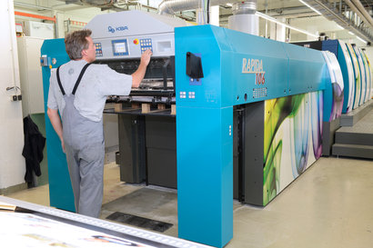Jens Hollensteiner und seine Druckerkollegen konnten bei der Maschinenauswahl mitreden. Inzwischen produziert er mit der Rapida 106 mit KBArt-Folierung in den Farben von Ruksaldruck 