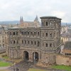 Mit einer über zweitausendjährigen Geschichte und eindrucksvollen Bauwerken aus der Römerzeit gilt Trier als die älteste Stadt Deutschlands. Hier die Porta Nigra als bekanntes Wahrzeichen der Stadt 