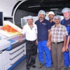 Bei TCPL Packaging in Haridwar produziert seit drei Jahren eine Rapida 106 mit sechs Druckwerken, Lackturm und doppelter Auslageverlängerung. Hier die Drucker des Unternehmens mit dem Inbetriebnahmeteam von IPM und KBA nach der Maschineninstallation