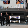 Le directeur, Johan Ceuleers, et l'opérateur de l'imprimante grand format, Jasper Corne, posent devant l'imprimante roll-to-roll EFI VUTEk® GS3250lxr Pro.